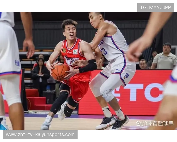 篮球场上的尴尬瞬间：抢断炫技失败引发的唏嘘与反思