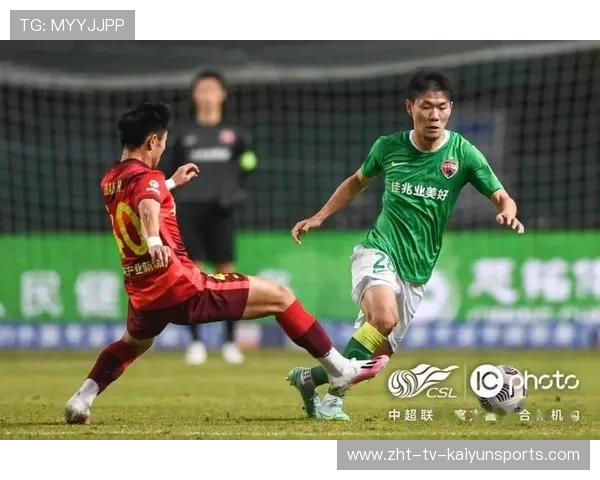 李源一中场抢断后果断远射,皮球击中立柱弹出 李源一中场抢断后果断远射,皮球击中立柱弹出